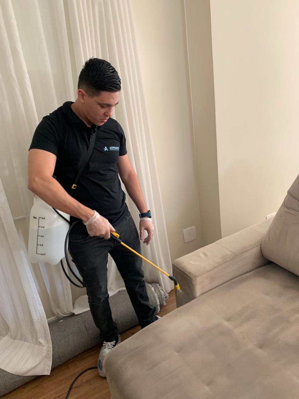 foto aplicando o produto no sofá.jpeg